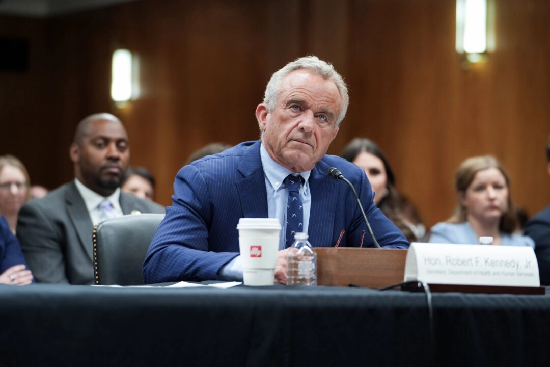 RFK Jr. déclare que l'influence de la Chine sur l'OMS pendant la pandémie est la principale raison du retrait des États-Unis par D. Trump