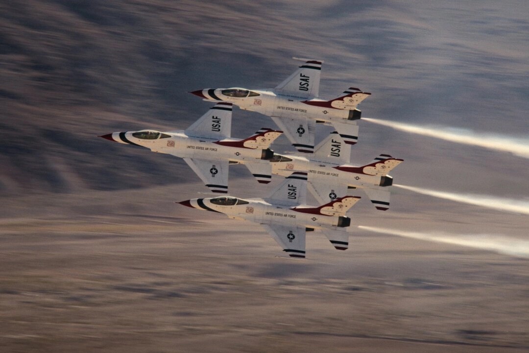 "Air Force Elite : Thunderbirds" : un spectacle aérien éblouissant et audacieux