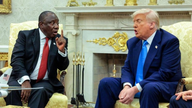 Le président sud-africain Cyril Ramaphosa (à g.) et le président américain Donald Trump échangent quelques mots lors d'une réunion dans le Bureau ovale de la Maison-Blanche, le 21 mai 2025. (Chip Somodevilla/Getty Images)