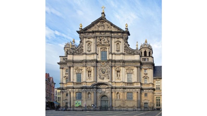 Une façade ornée d'anges, de saints et de fleurs sculptés, avec des côtés légèrement en retrait et surmontés de petites coupoles, illustre la transition vers le baroque tardif ou rococo plus orné. De haut en bas, des colonnes doriques, ioniques et corinthiennes ornent ses trois niveaux, mélangeant avec créativité les traditions classiques. (Mikhail Markovskiy/Shutterstock)