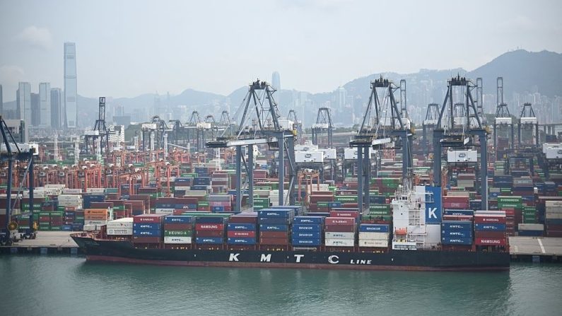 Un porte-conteneurs est amarré au terminal à conteneurs de Kwai Chung à Hong Kong le 10 avril 2025. (Peter Parks/AFP via Getty Images) 