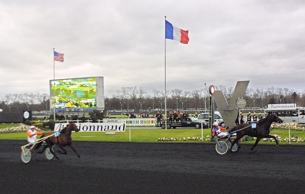 Accident à l’hippodrome de Caen : un cheval meurt en pleine course, trois jockeys blessés