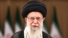 Ali Khamenei affirme que l’Iran ne cédera jamais et met en garde les États-Unis