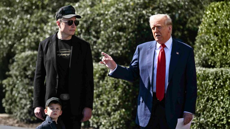 Le président Donald Trump et le PDG de Tesla, Elon Musk, accompagné de son fils X Æ A-Xii, s'adressent à la presse à côté d'un véhicule Tesla sur le portique sud de la Maison-Blanche, le 11 mars 2025. (Mandel Ngan/AFP via Getty Images)
