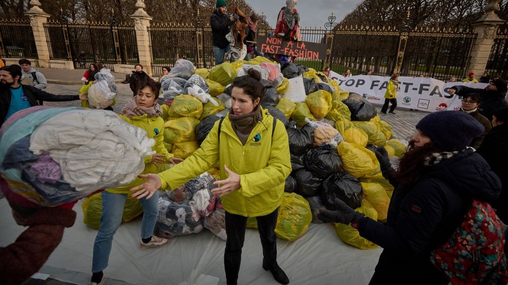 Shein, Temu... que contient le texte de loi anti-fast fashion examiné au Sénat ?