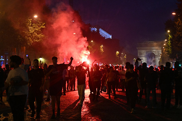 Les supporters du Paris Saint-Germain célèbrent sur l’avenue des Champs-Élysées à Paris, le 31 mai 2025, après la victoire du PSG lors de la finale de la Ligue des champions de l’UEFA contre l’Inter Milan, disputée à Munich. (Photo LOU BENOIST/AFP via Getty Images)