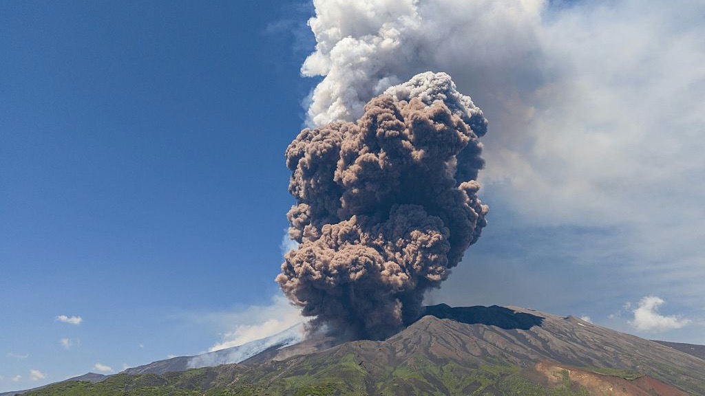 Éruption de l’Etna en Italie : le volcan crache un énorme panache de cendres et de gaz