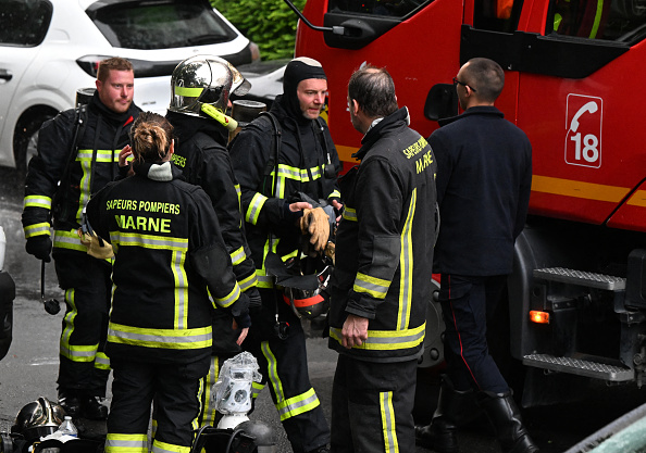 Des pompiers s'apprêtent à quitter les lieux après avoir sécurisé un immeuble où un incendie s'est déclaré dans la nuit du 5 juin 2025, à Reims. (FRANCOIS NASCIMBENI/AFP via Getty Images)