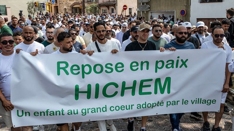 Une marche blanche à Puget-sur-Argens en hommage à Hichem Miraoui, le 8 juin 2025. (MIGUEL MEDINA/AFP via Getty Images)
