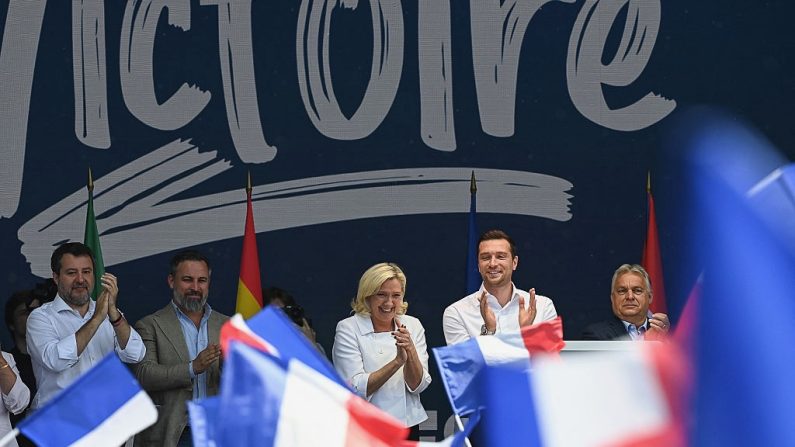 (De g. à dr.) Matteo Salvini, Santiago Abascal, Marine Le Pen, Jordan Bardella et Viktor Orban lors de la célébration de la victoire du parti européen Les Patriotes pour l'Europe au Parlement européen, à Mormant-sur-Vernisson le 9 juin 2025. (JEAN-FRANCOIS MONIER/AFP via Getty Images)