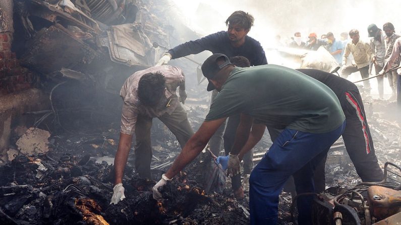 Des secouristes travaillent sur le site du crash du vol 171 d'Air India, dans un quartier résidentiel près de l'aéroport d'Ahmedabad, le 12 juin 2025. (SAM PANTHAKY/AFP via Getty Images)