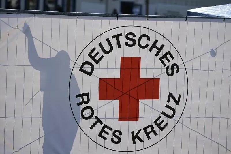 Voyage en Europe des chaussures d'un internaute données au recyclage : du conteneur de la Croix-Rouge à la Bosnie