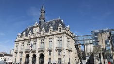 Saint-Denis : le maire hisse un drapeau palestinien sur la façade de l’hôtel de ville, suscitant l’indignation