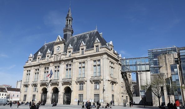 Saint-Denis : le maire hisse un drapeau palestinien sur la façade de l’hôtel de ville, suscitant l’indignation