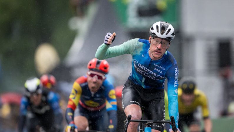 Sacré champion de France au sprint dimanche aux Herbiers, Dorian Godon estime avoir fait avec son équipe Décathlon-AG2R "la course parfaite". (Photo : FABRICE COFFRINI/AFP via Getty Images)