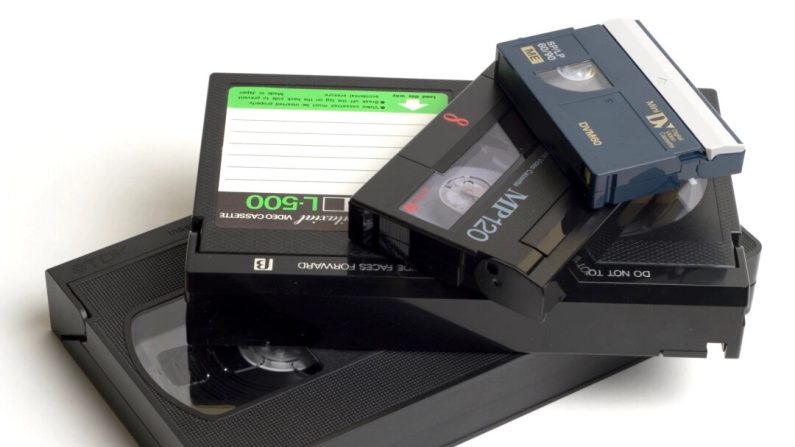 Après l'apparition de différentes versions de cassettes vidéo dans les années 1960 et au début des années 1970, le lancement de Betamax et de VHS a déclenché ce qui allait devenir la guerre des formats. (Leo/Shutterstock)