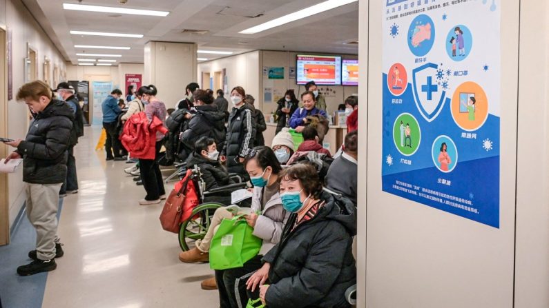 Des personnes portant des masques attendent dans une zone ambulatoire du service respiratoire d'un hôpital à Pékin, le 8 janvier 2025. (Jade Gao/AFP via Getty Images)