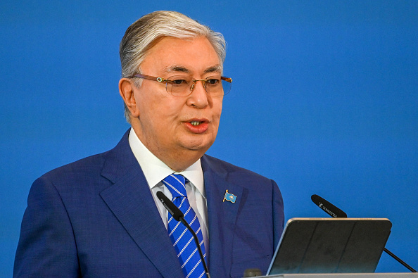 Le président du Kazakhstan, pays à majorité musulmane, interdit le port de vêtements couvrant le visage dans les lieux publics