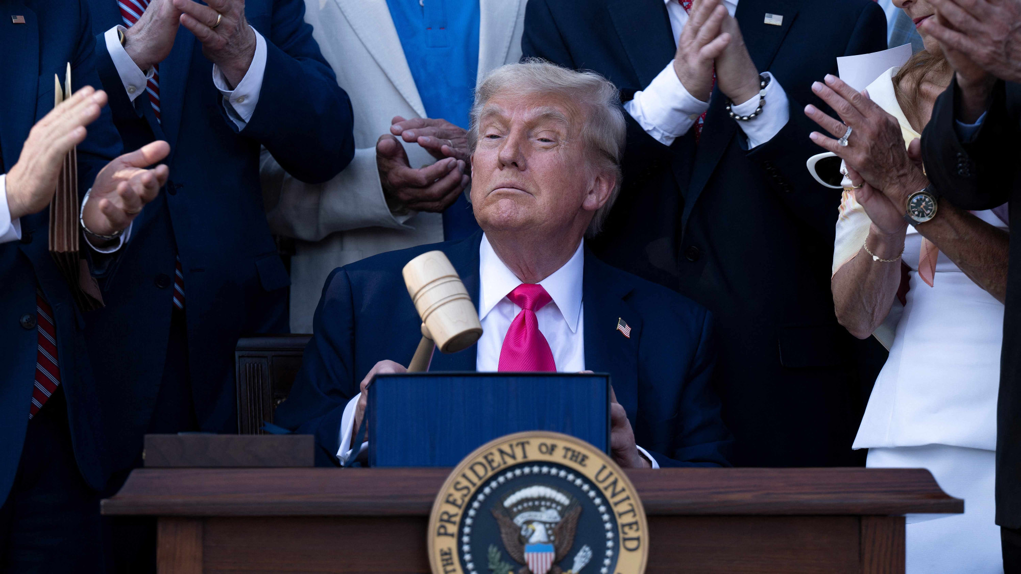 "Grande et belle loi" : Donald Trump choisit la fête nationale pour promulguer sa réforme budgétaire