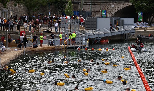 Premiers bains dans la Seine à Paris, sous surveillance renforcée