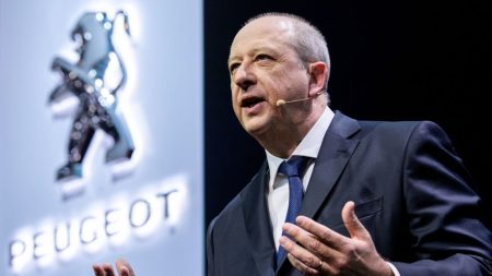 Stellantis alerte sur les défis de l’électrification des utilitaires et évoque des fermetures d’usines