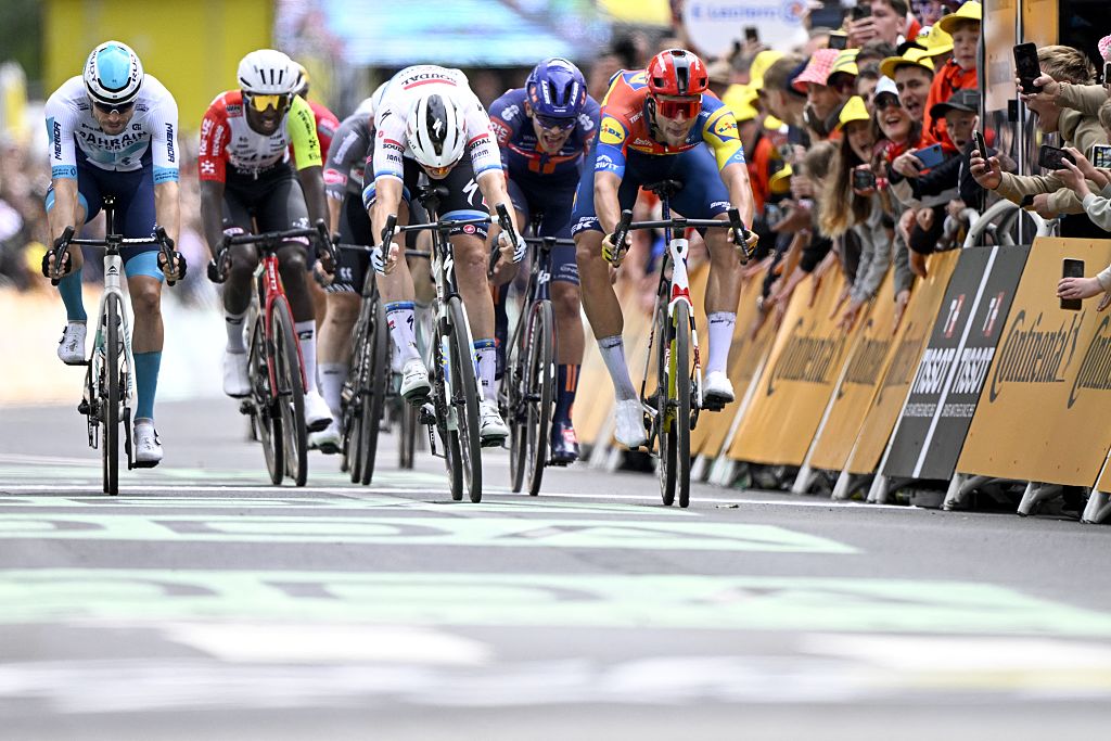 Tour de France : Tim Merlier s'impose dans à Dunkerque, dans une course chaotique