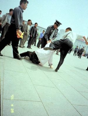 Des policiers en civil arrêtent brutalement des pratiquants de Falun Gong sur la place Tiananmen à Pékin en 1999. (Compassion Magazine)