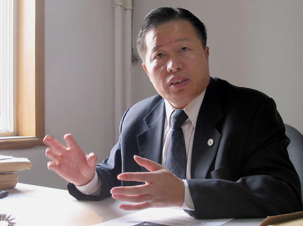 Gao Zhisheng, dans son bureau de Pékin, le 02 novembre 2005. Connu pour traiter des cas sensibles, il a été accusé par le régime de subversion d'État. (VERNA YU/AFP/Getty Images)