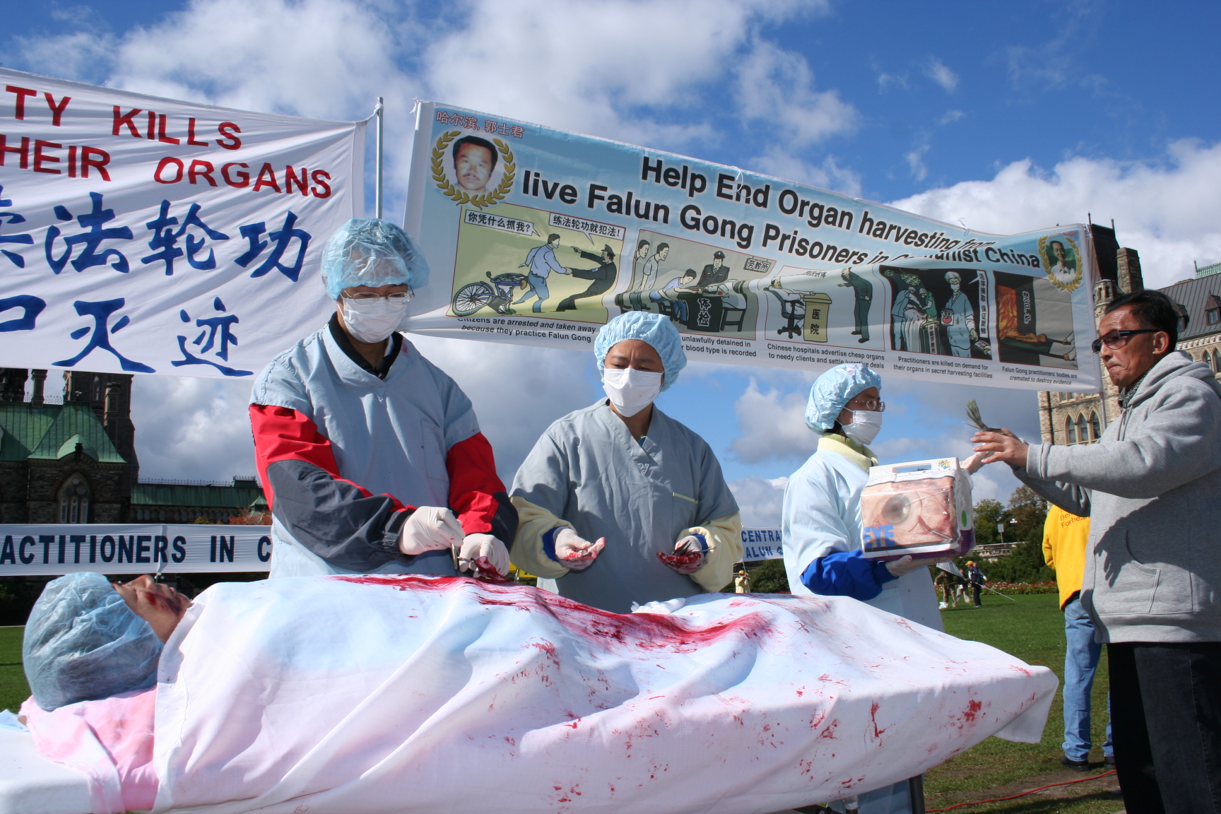 Une reconstitution des prélèvements forcés d’organes en Chine sur les pratiquants de Falun Gong, lors d’un rassemblement à Ottawa au Canada, en 2008. (Epoch Times)