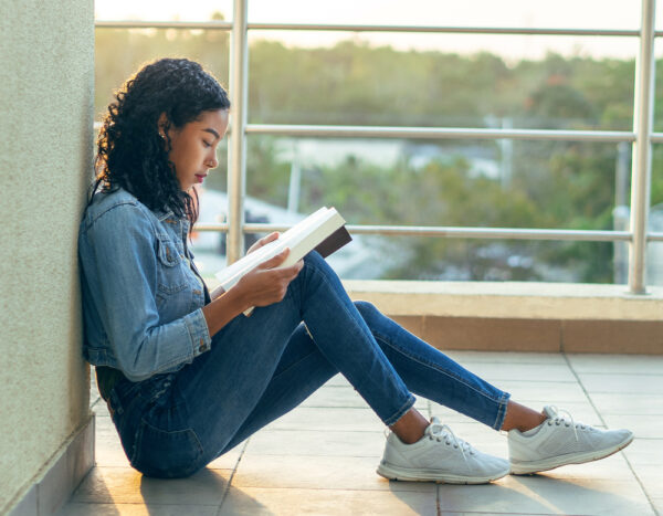 A,College,Girl,With,Asian,Features,Is,Reading,A,Book